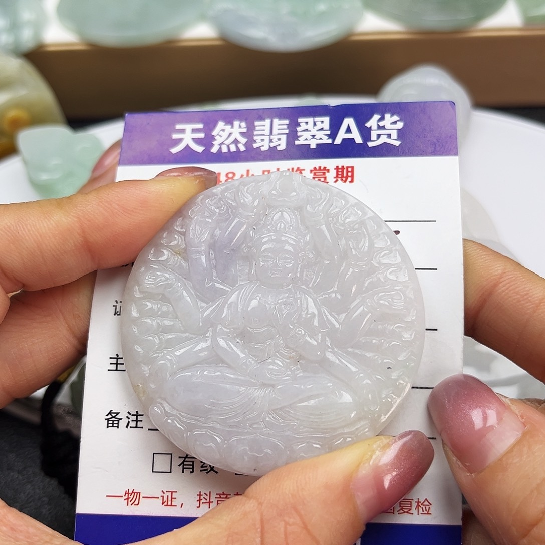 翡翠未镶嵌颈饰       