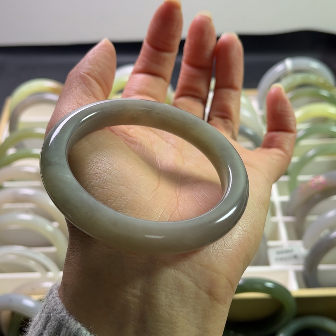 和田玉手镯57圈口未镶嵌