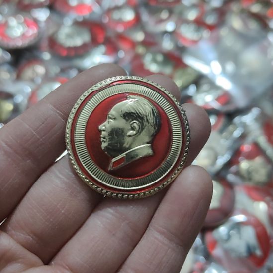 一***）其他普通金属圆形红色人物像章