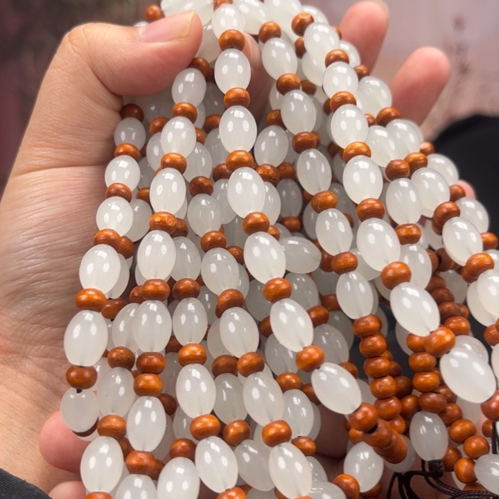 二***产蛇纹石玉未镶嵌手链