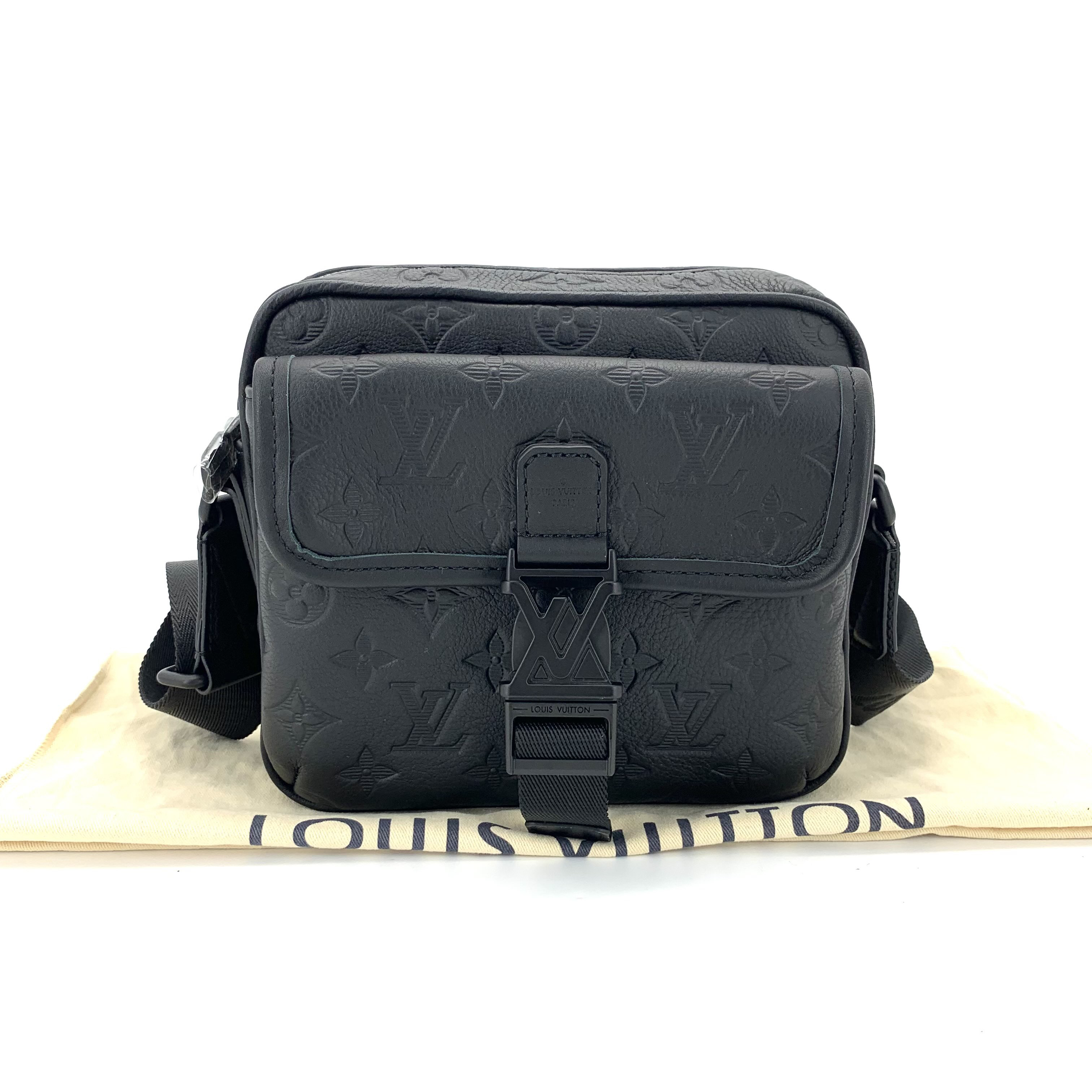 99新 LouisVuitton/路易威登 黑色全皮压花单扣邮差包  尺寸18/16