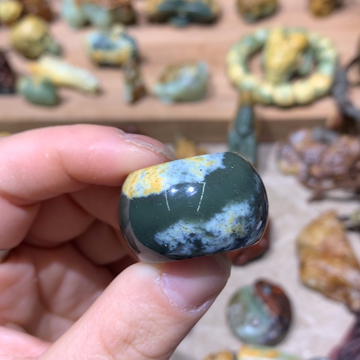 未镶嵌岫岩河磨玉（透闪石质玉）把件