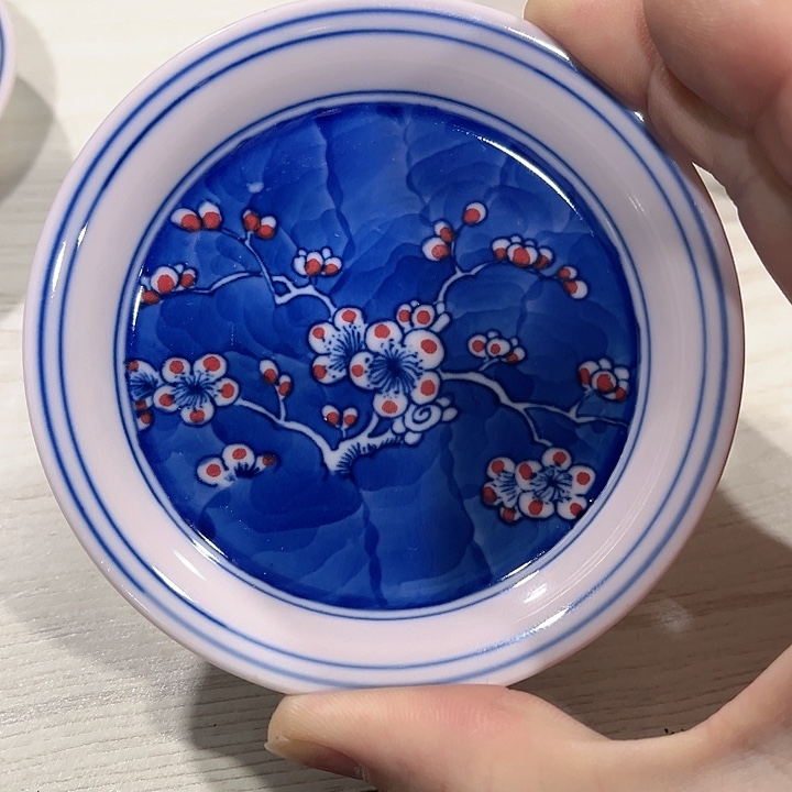 瓷片////直径10厘米。红。
