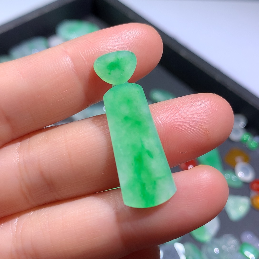 翡翠颈饰未镶嵌无事