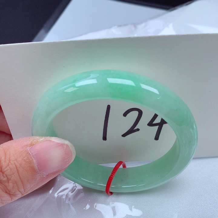 翡翠手镯未镶嵌翡翠