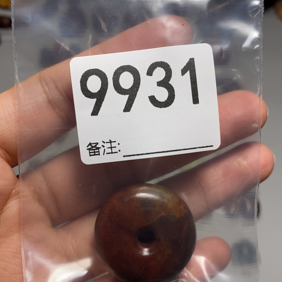 颈饰未镶嵌岫岩河磨玉（透闪石质玉）⁽****⁾