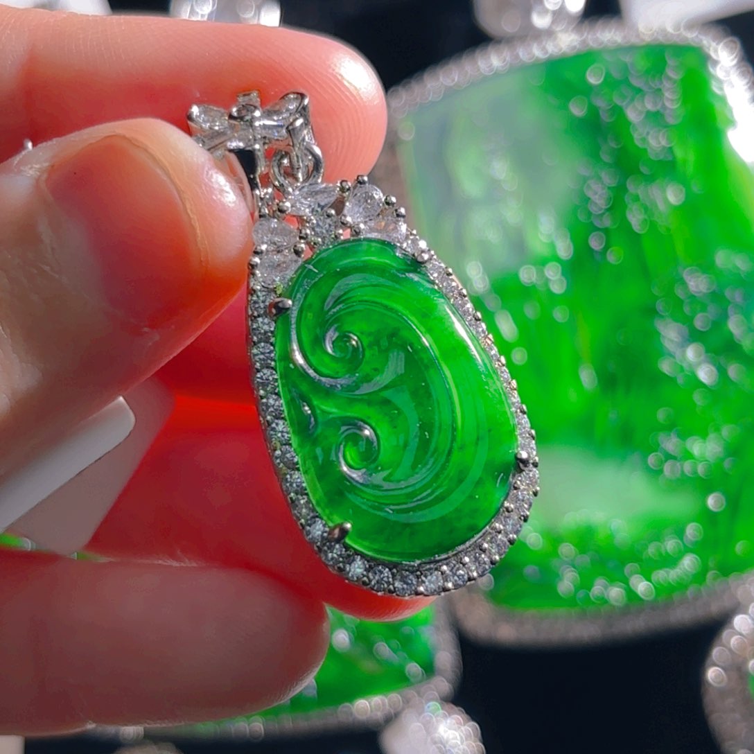 翡翠颈饰未镶嵌如意