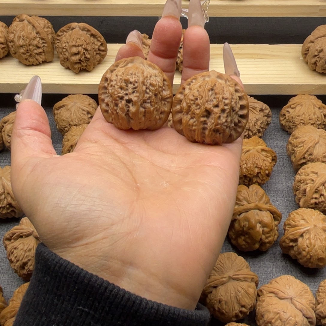 顶***名文玩核桃吊坠血麒麟36