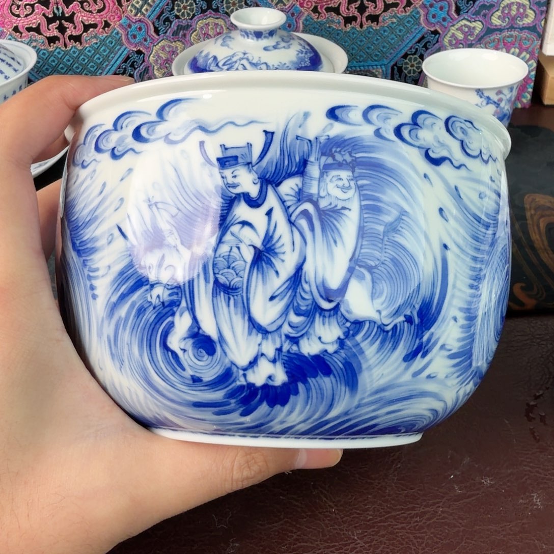 手绘青花人物图案