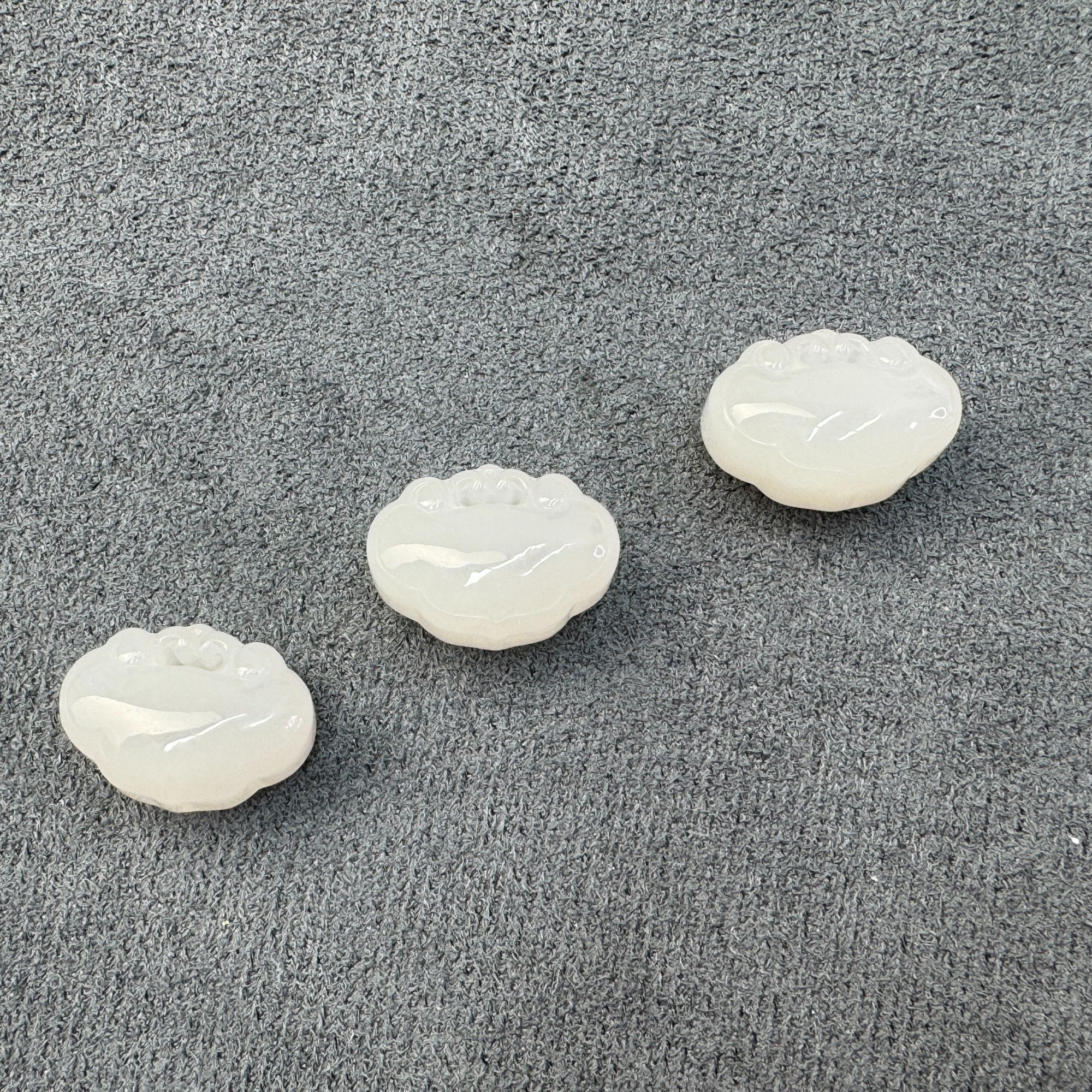 约21*16mm和田玉白玉宝宝锁吊坠多样性发一