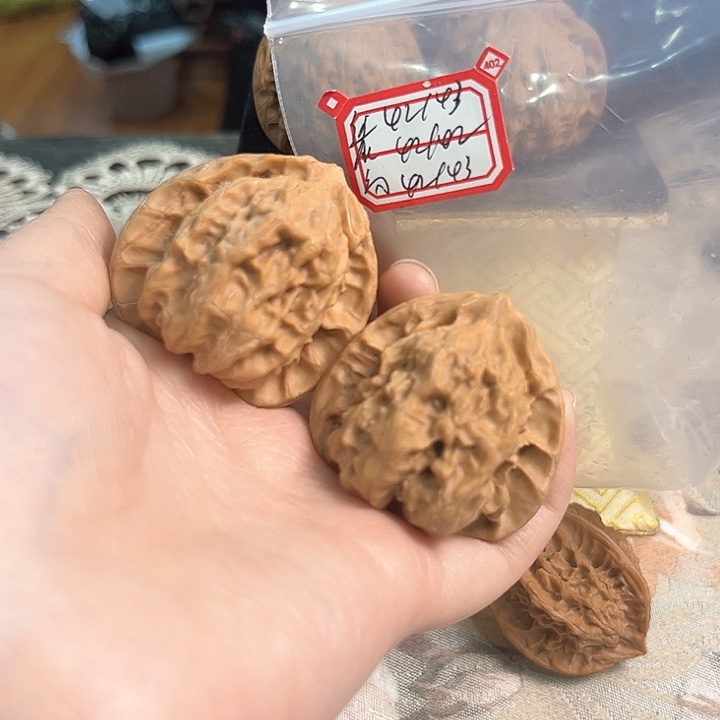 文玩核桃把件梨木台