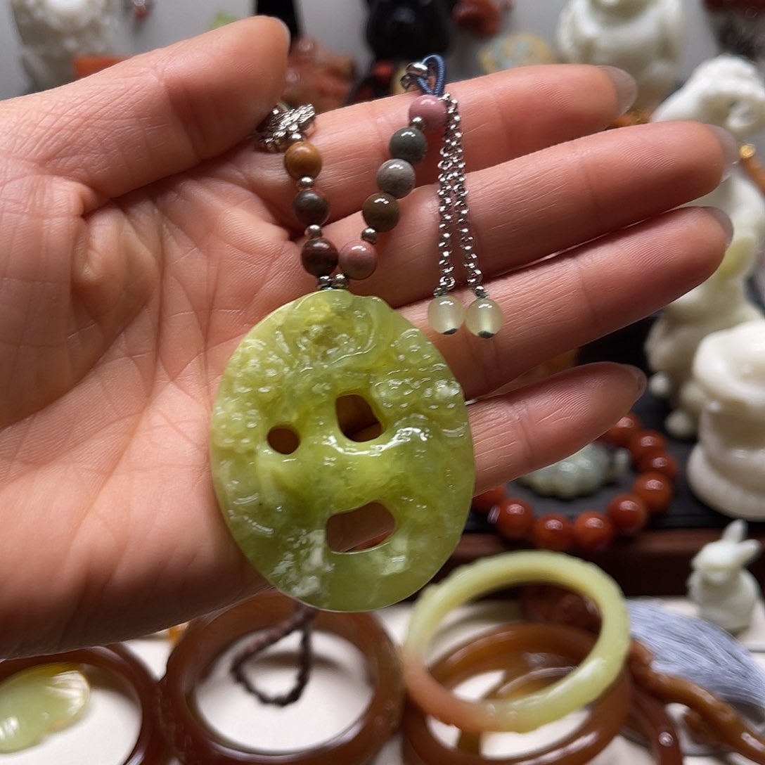 蛇纹石玉吊坠未镶嵌