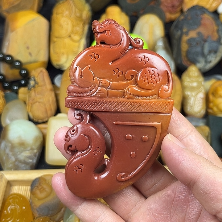 全***画石英质玉未镶嵌颈饰