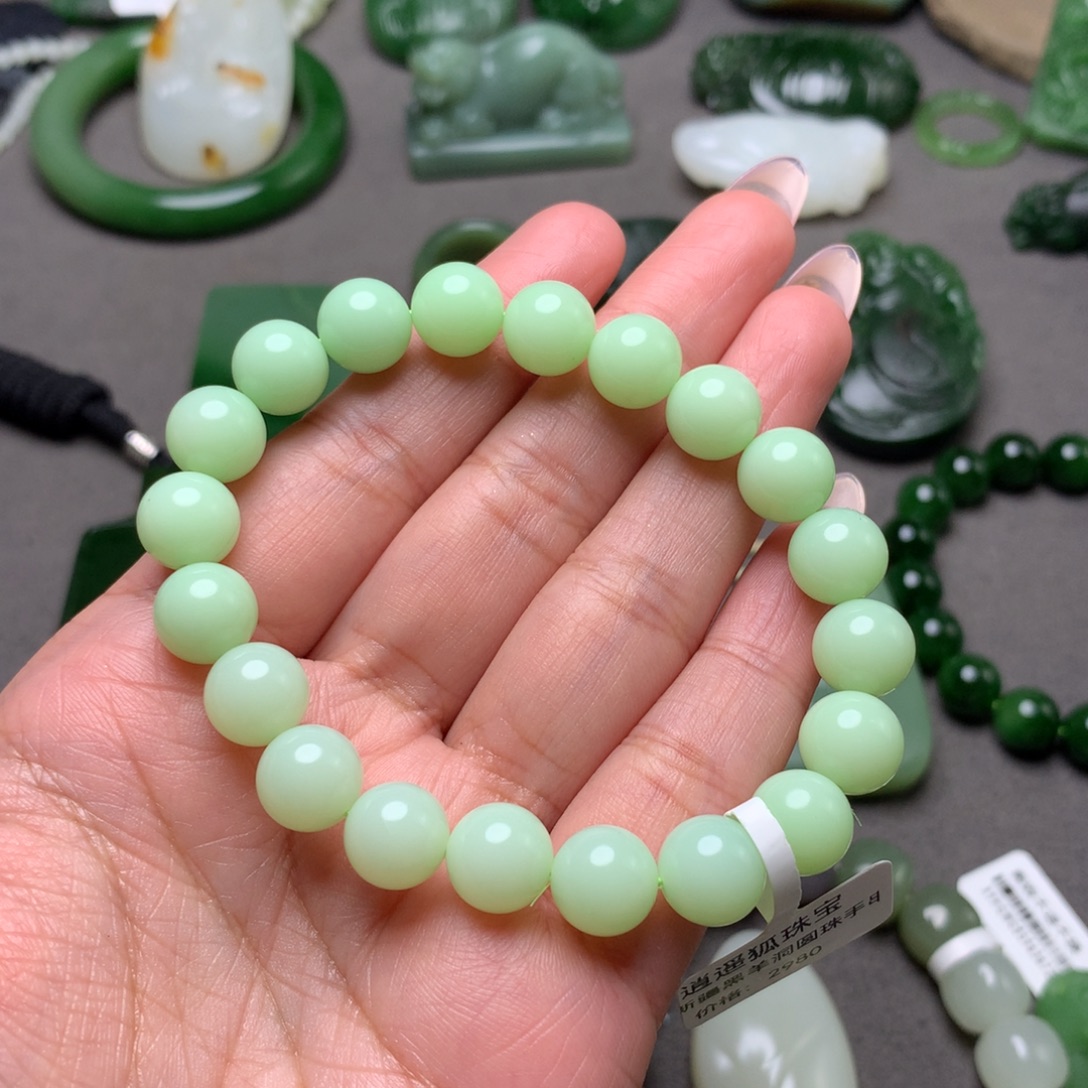 朵***拉和田玉未镶嵌手串