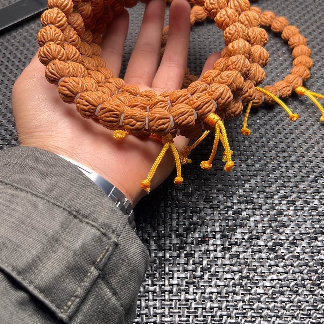 桃核吊坠小金豆手持