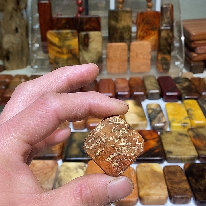 心***筑香榧木木质哈啊玩件5558