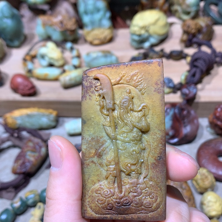 未镶嵌岫岩河磨玉（透闪石质玉）挂件