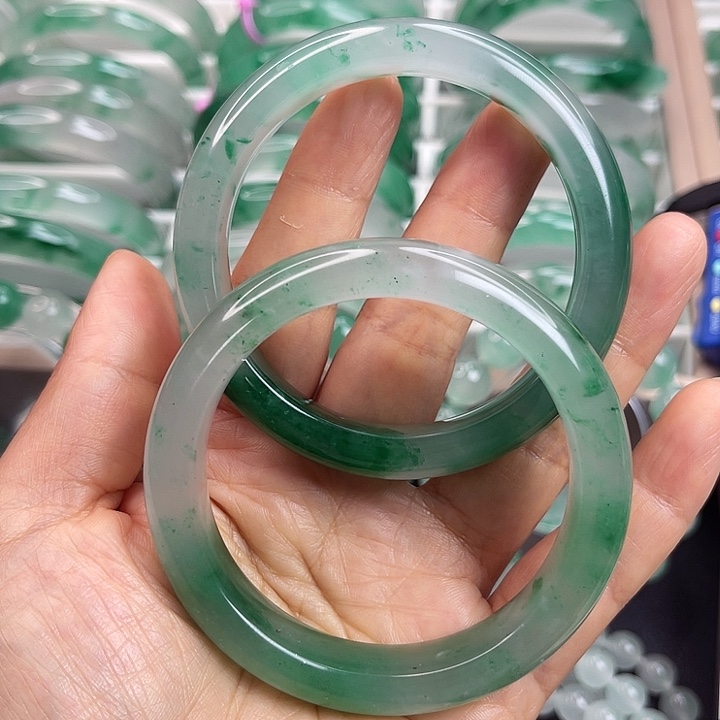 未镶嵌手镯石英质玉