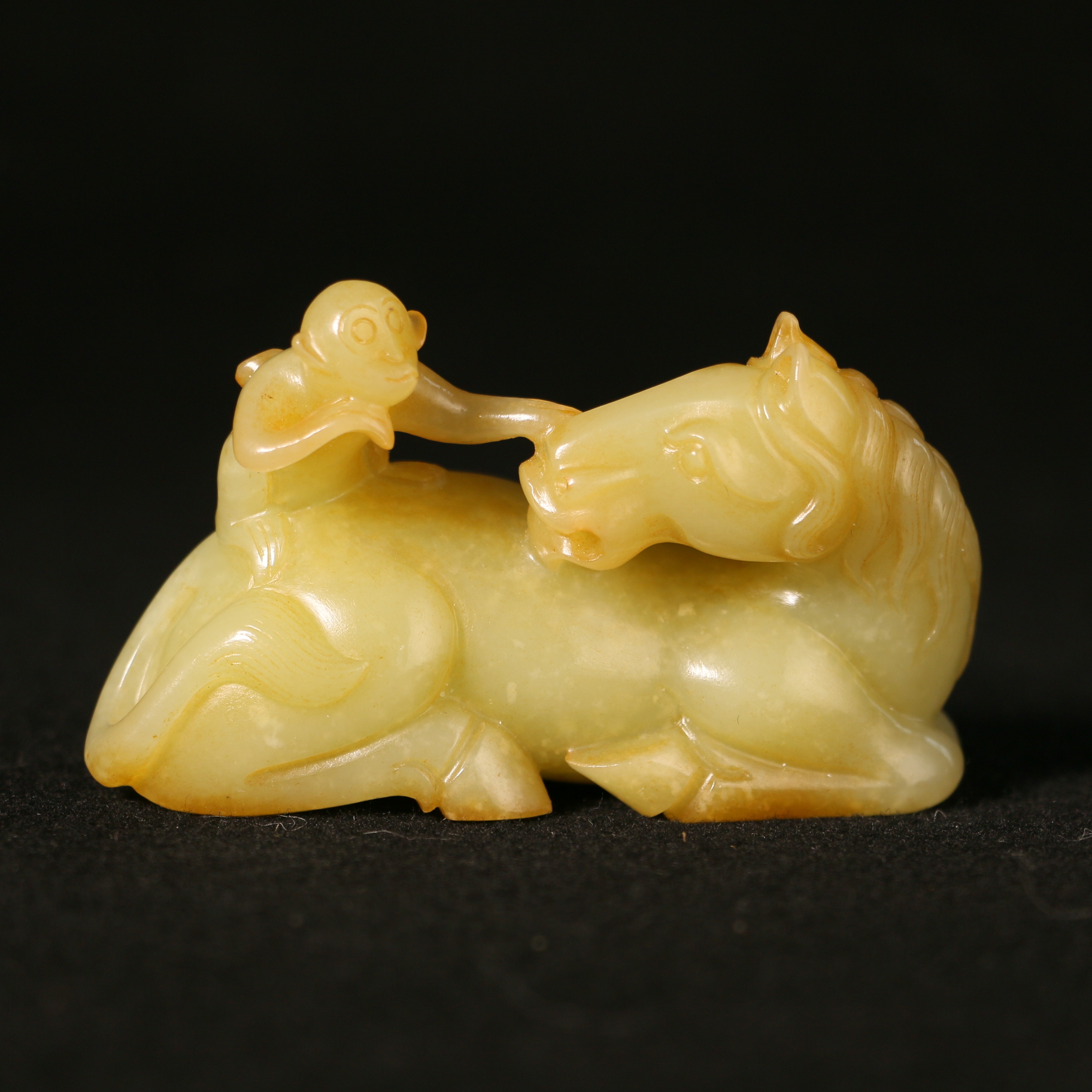 18B29   清 和田玉马上封侯摆件