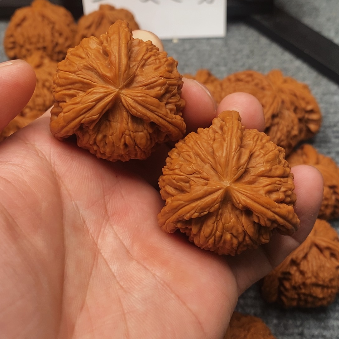 文玩核桃吊坠森**王精工修复三棱42白奔