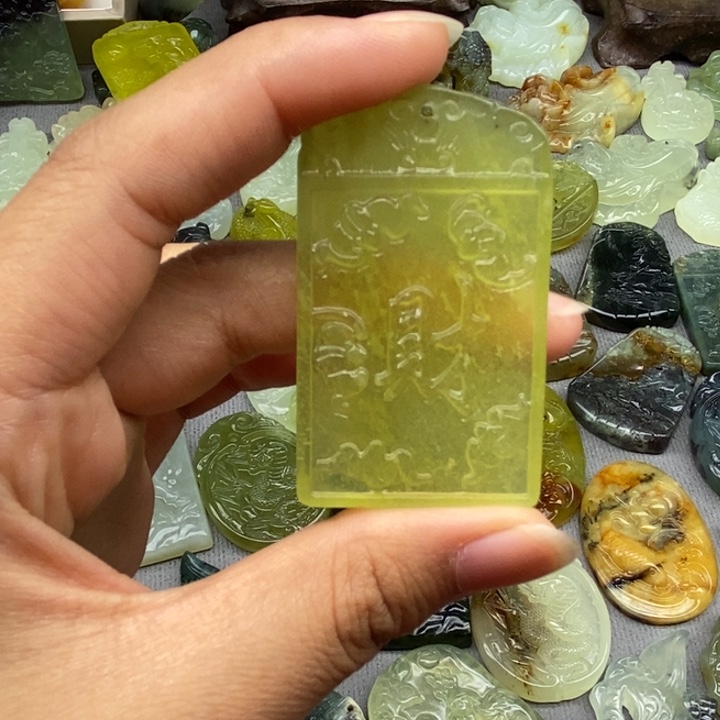 蛇纹石玉未镶嵌颈饰