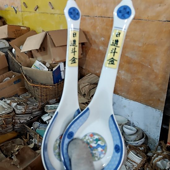 绿泥盘子碗茶壶啥都有