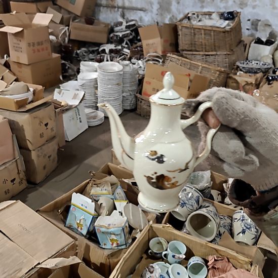 绿泥盘子碗茶壶啥都有