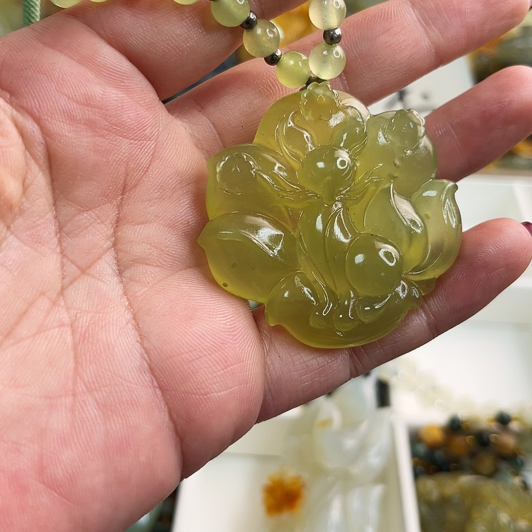 蛇纹石玉颈饰未镶嵌