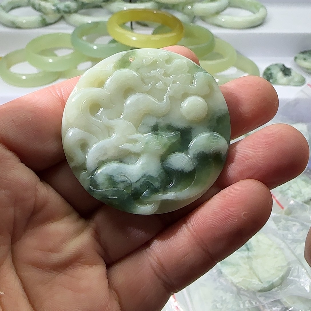 透闪石-蛇纹石玉未镶嵌颈饰