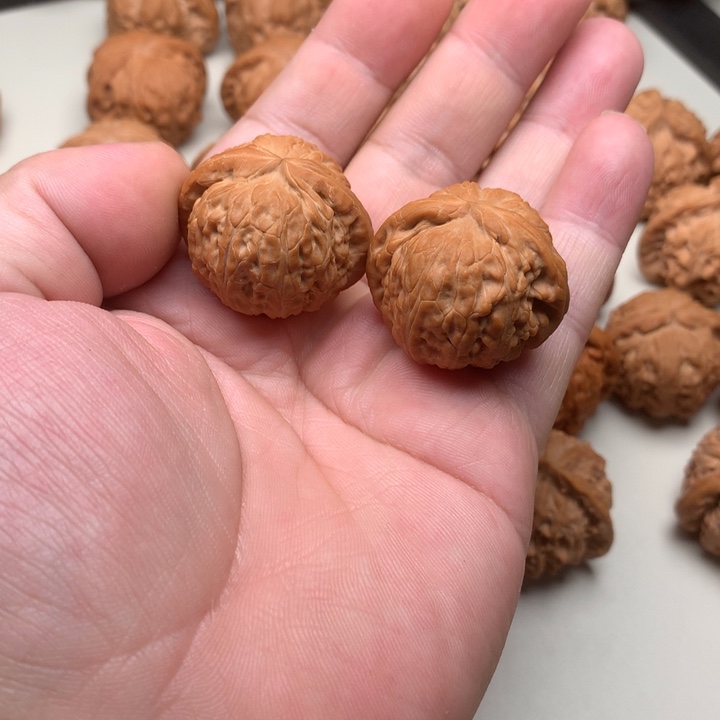 文玩核桃吊坠白狮子34