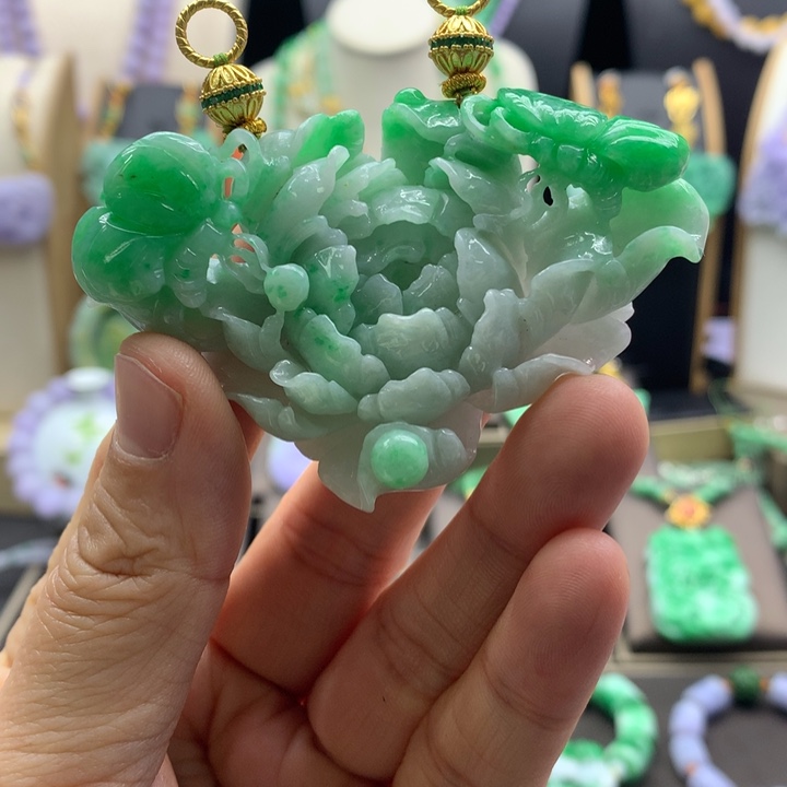 翡翠吊坠(赠链)未镶嵌