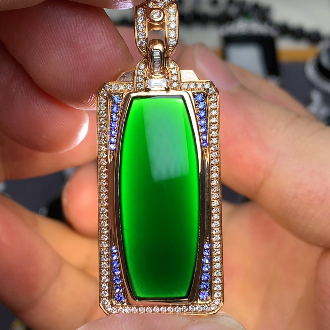 颈饰18K金镶嵌翡翠墨翠无事牌