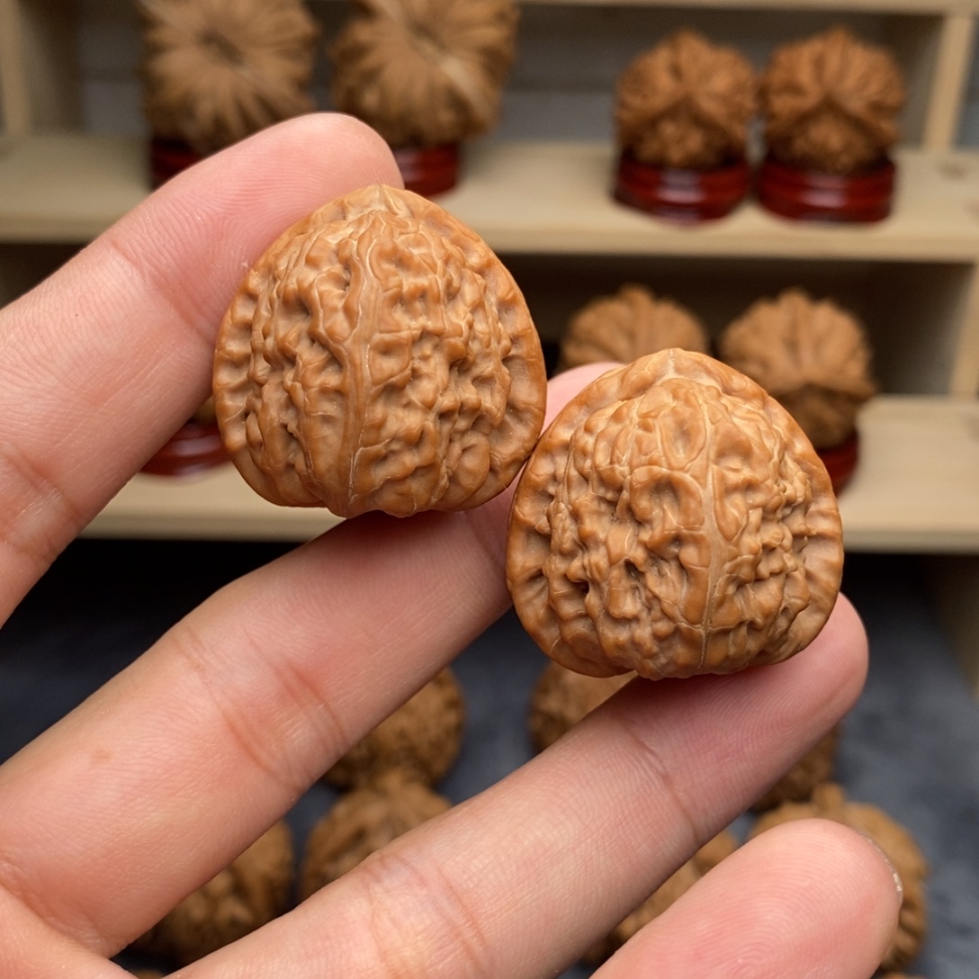 文玩核桃吊坠三角白