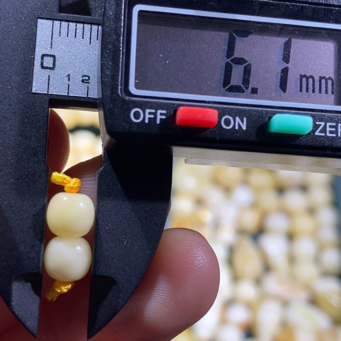 未镶嵌琥珀裸石微瑕