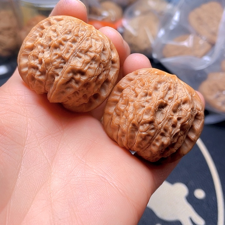 文玩核桃吊坠血麒麟一对
