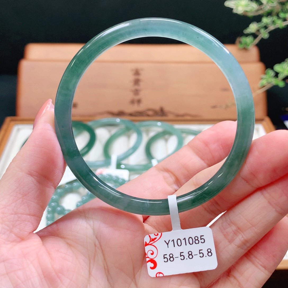 翡翠手镯未镶嵌天然