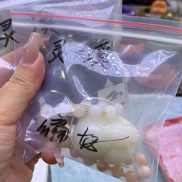 ω***、石英岩玉未镶嵌13468975444