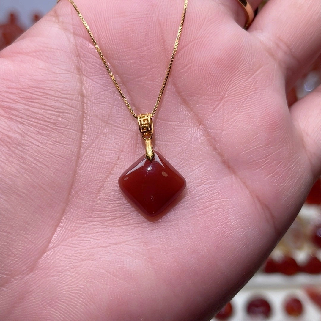 天然红玛瑙吊坠时尚百搭适合送礼