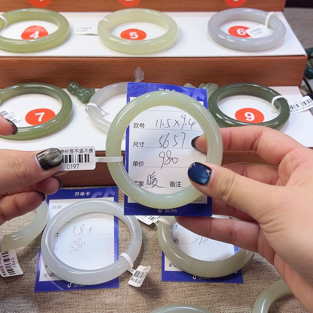 未镶嵌手镯和田玉暖*