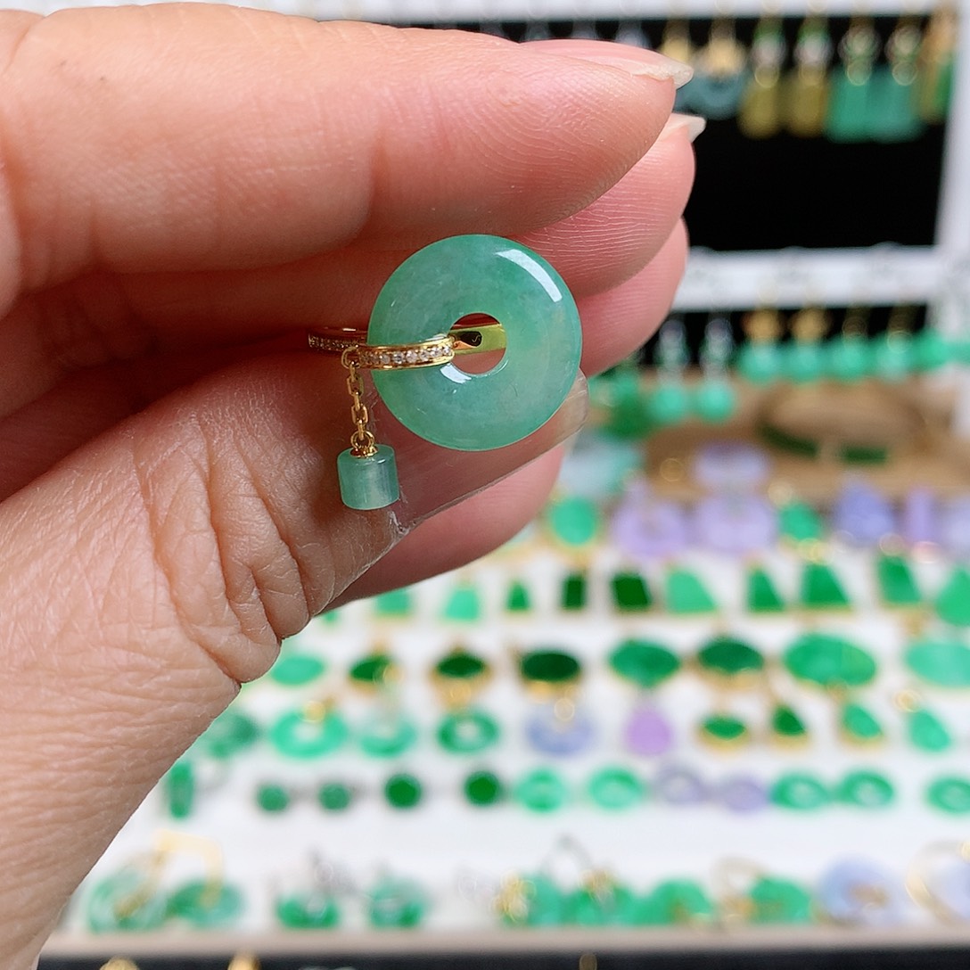 翡翠戒指18K金镶嵌的