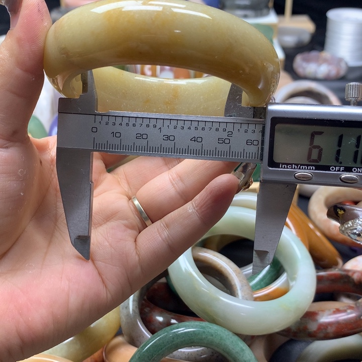 未镶嵌手镯石英质玉