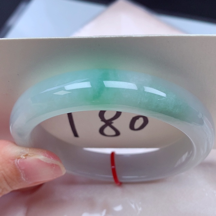 翡翠手镯未镶嵌翡翠