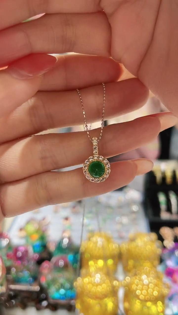 18K金镶嵌天然祖母绿吊坠 多样性发其一