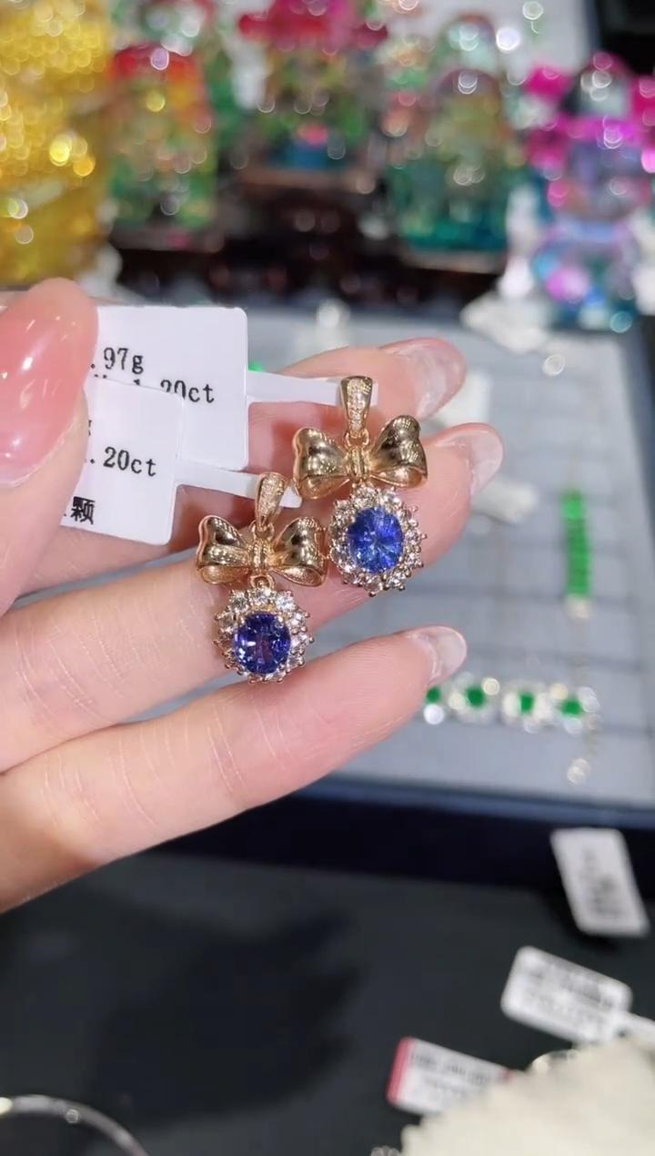 18K金镶嵌天然蓝宝石吊坠蝴蝶结款 多样性发其一