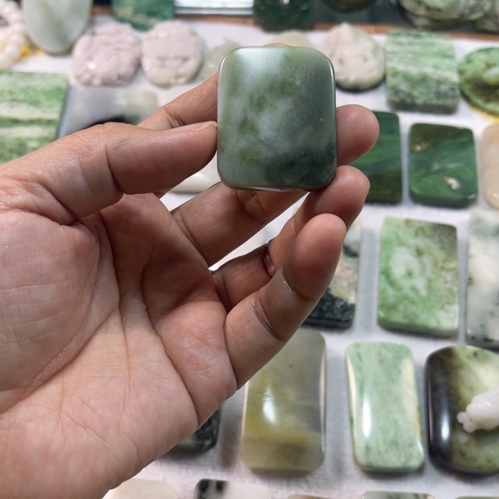 独山玉颈饰未镶嵌微*