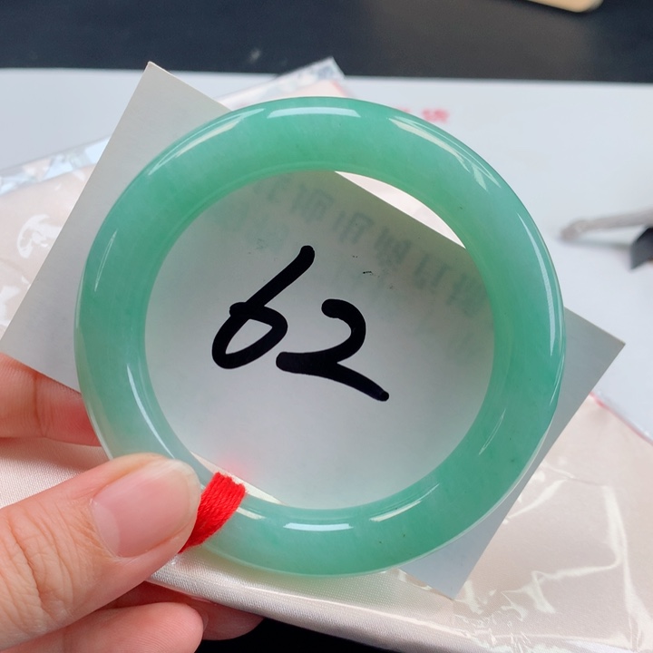 翡翠手镯未镶嵌冰