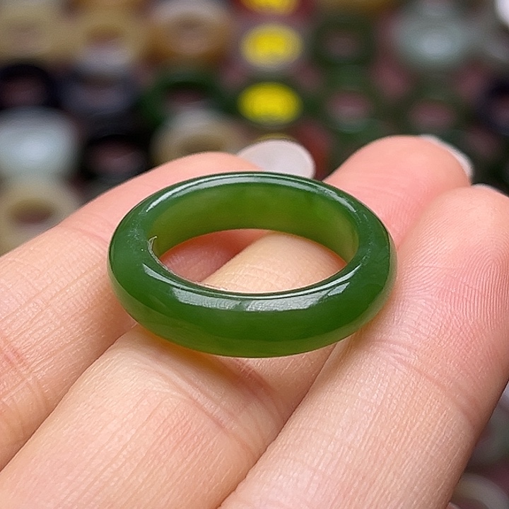 和田玉未镶嵌戒指18.2俄7阳绿色标