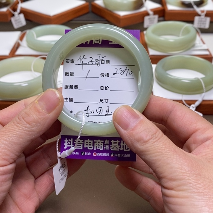 华***6和田玉未镶嵌手镯