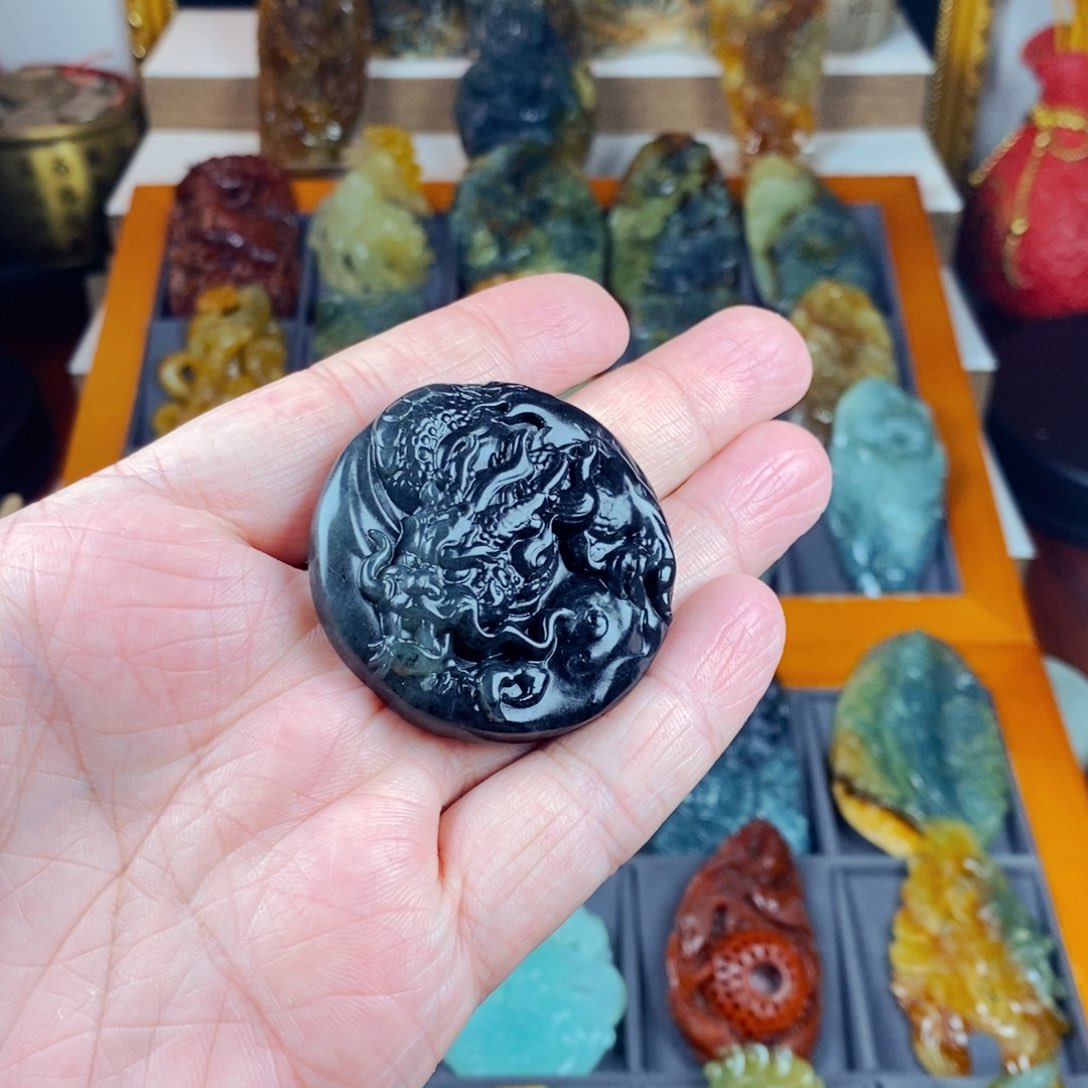 蛇纹石玉颈饰未镶嵌