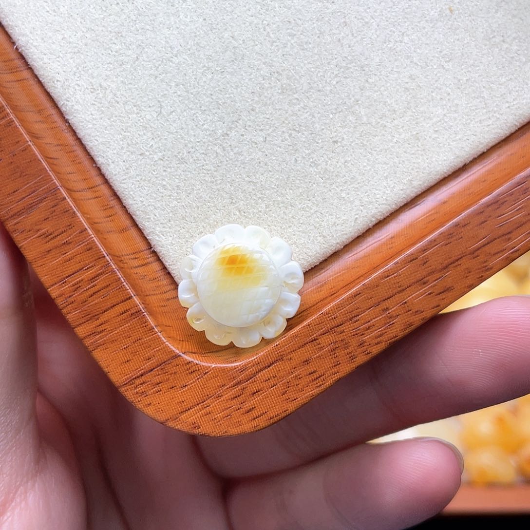 琥珀裸石未镶嵌蜜蜡